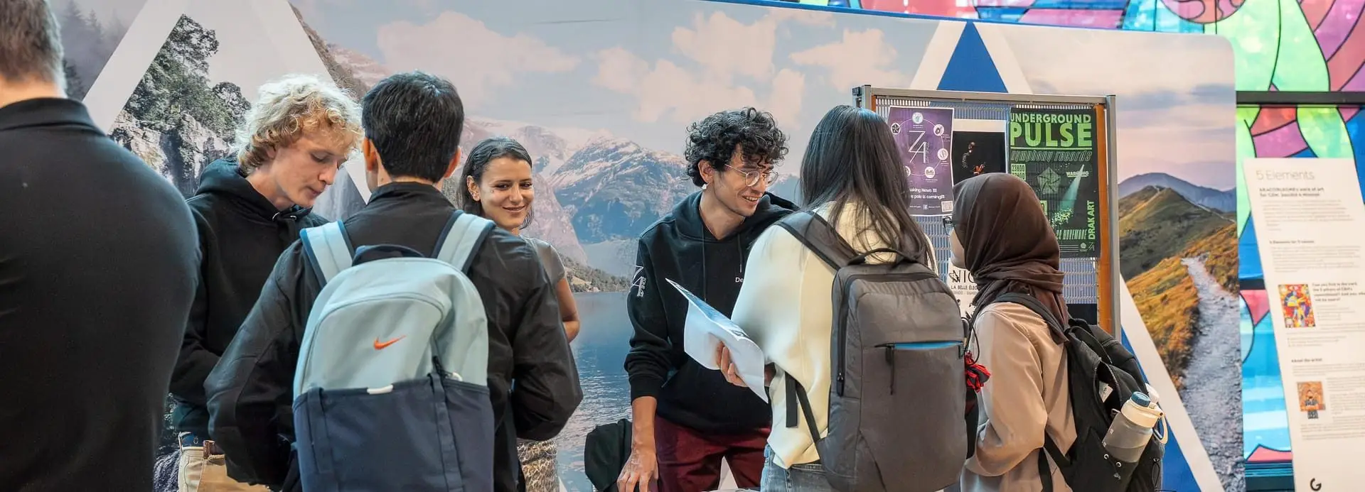 Etudiant dans le hall de GEM Alpines business school
