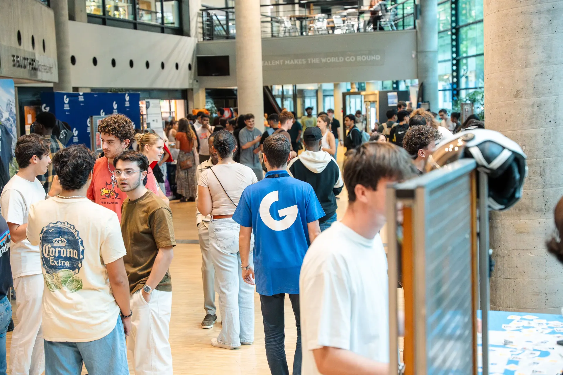 Etudiants dans le hall de Grenoble