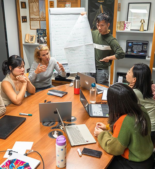 Cours de Design Fiction consacré à la conception d’un livrable pour l’IRT Nanoelec. Hélène Michel, au centre, entourée de ses étudiants. © Arthur Cauchois