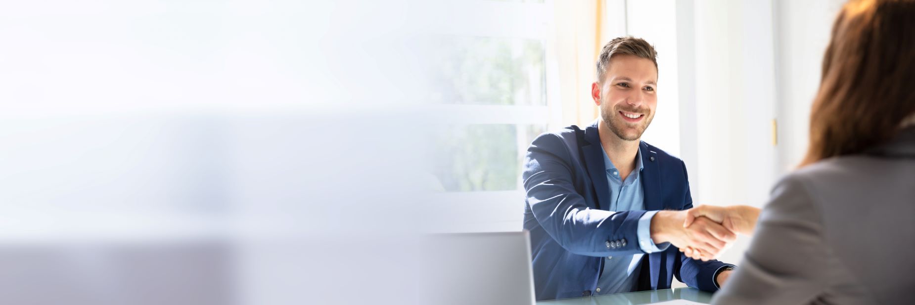 Deux personnes se serrent la main