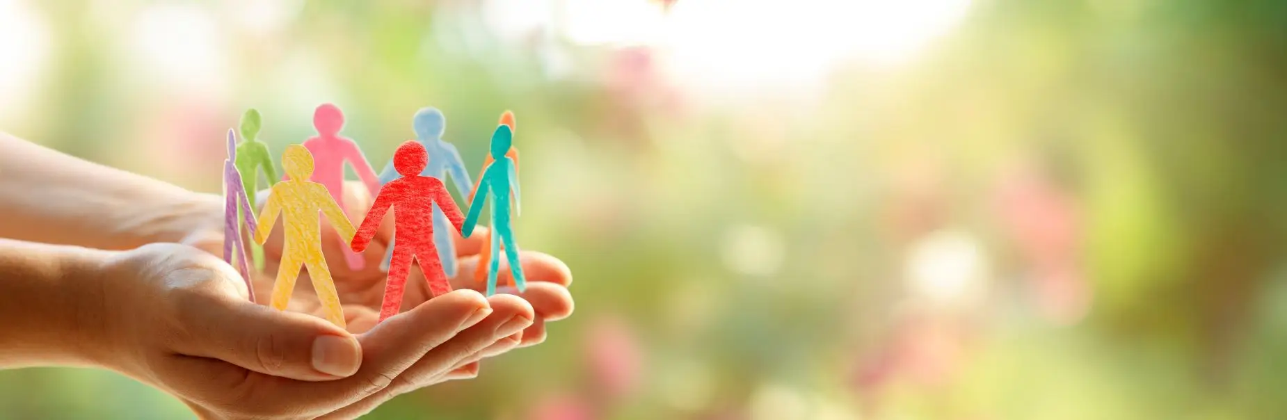 Une ronde de personnages dans une mains