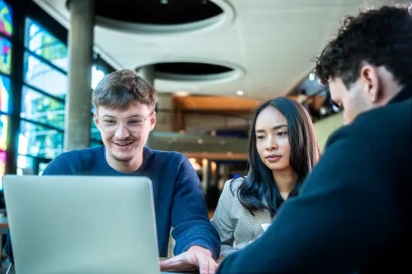 etudiants travaillant sur un ordinateur hall ecole
