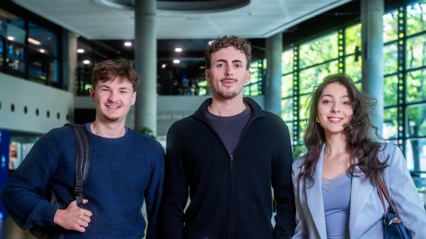 3 etudiants dans le hall