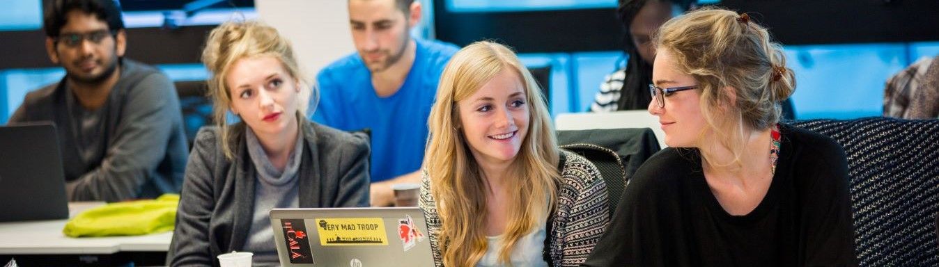 Des étudiants juniors en salle de classe