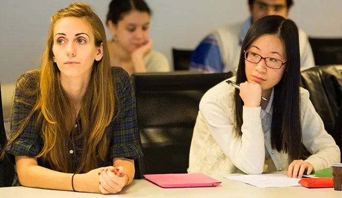 Photo d'étudiants en salle de classe