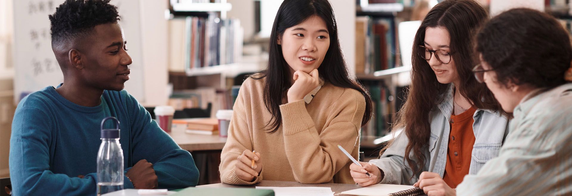 Bachelor dans une salle d'étude