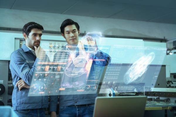 Collaborateurs devant un écran numérique tactile