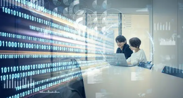 Etudiants travaillant devant leur ordinateur