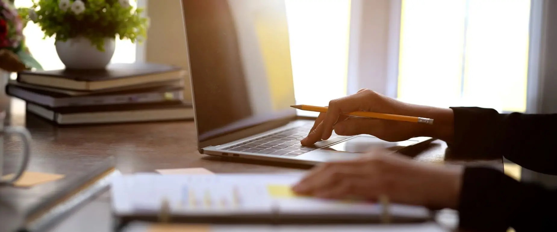 Une personne travaillant sur un dossier