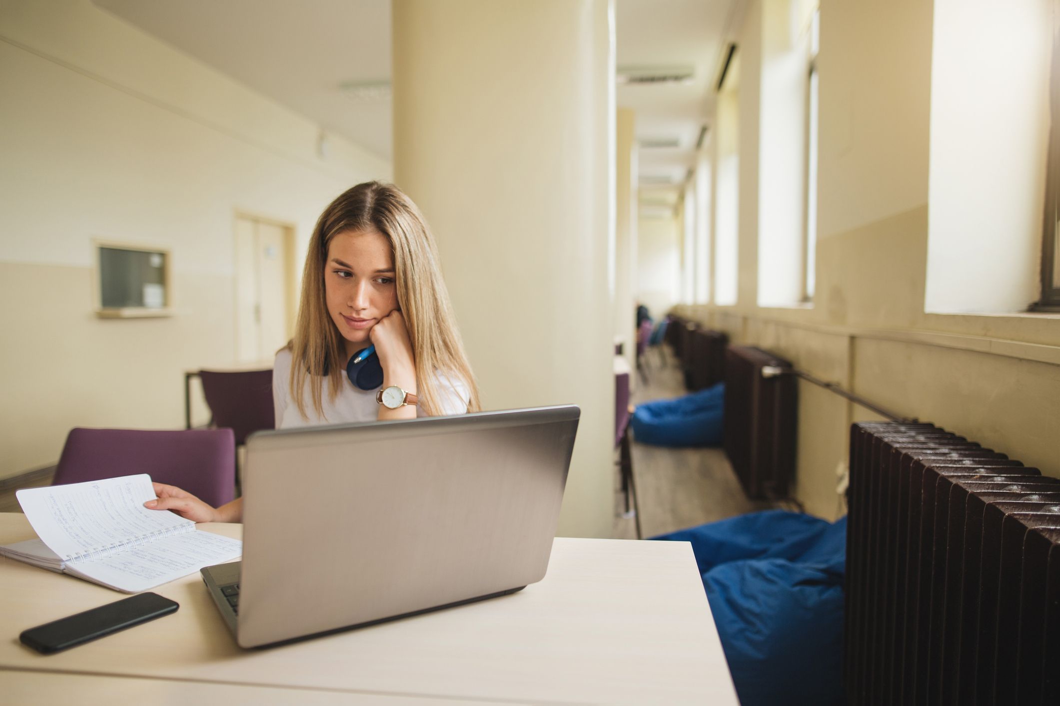 Webinar _ Etudiante devant ordinateur