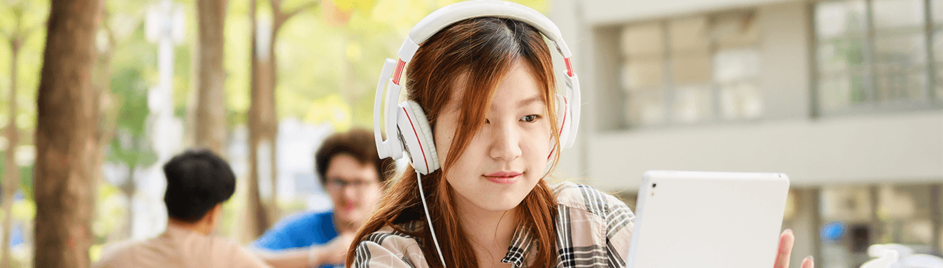 Jeune fille écoute un webinar postbac