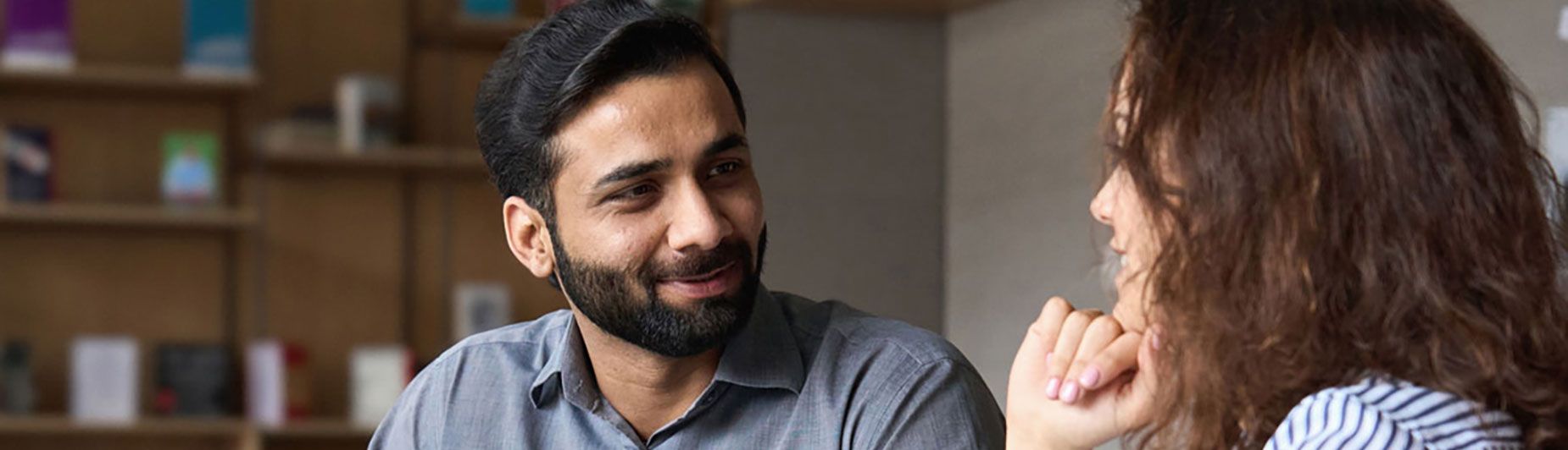 Deux personnes travaillent ensemble