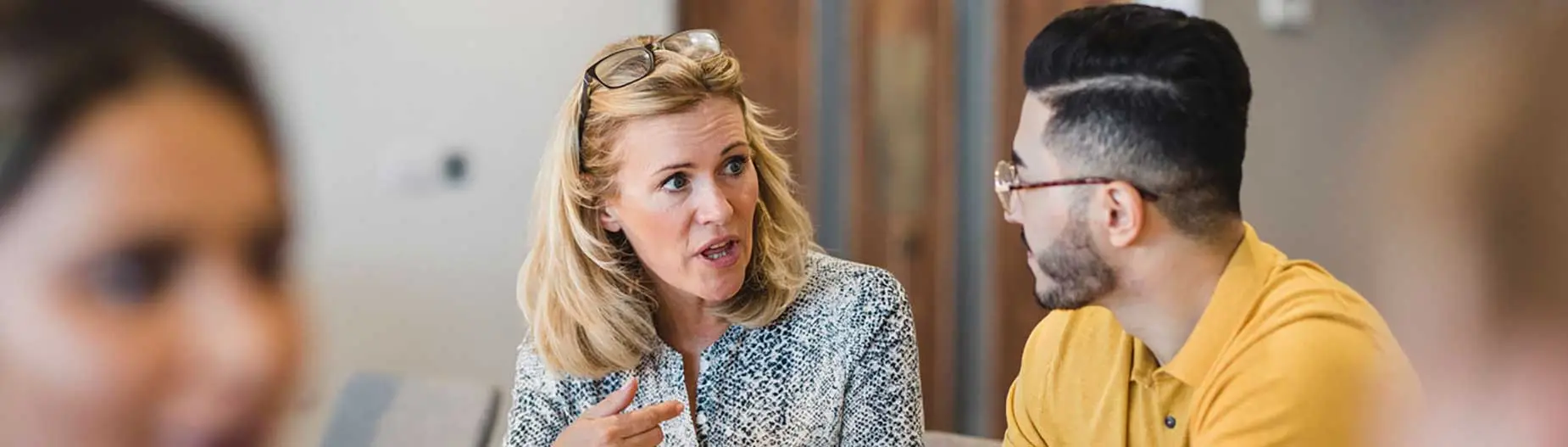 Deux personnes échangent,  etudiant et tutrice