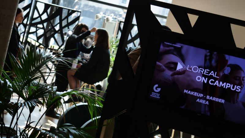 Annonce d'une conférence de L'Oréal sur un écran