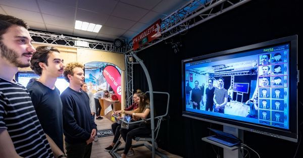 Etudiants devant l'écran du Biz Lab de Grenoble Ecole de Management