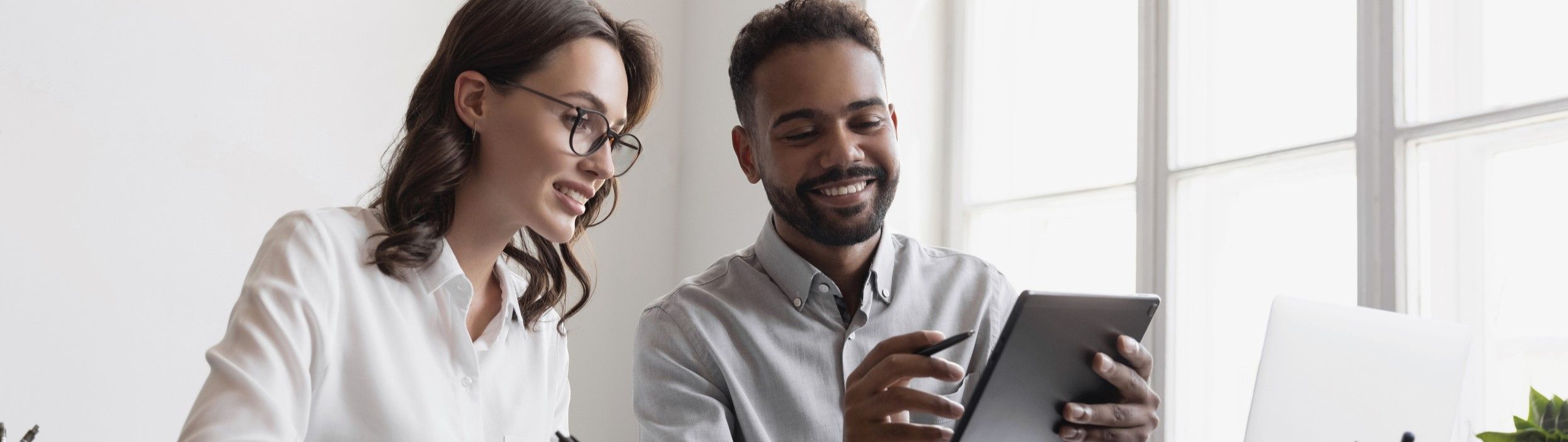 homme et femme travaillant ensemble