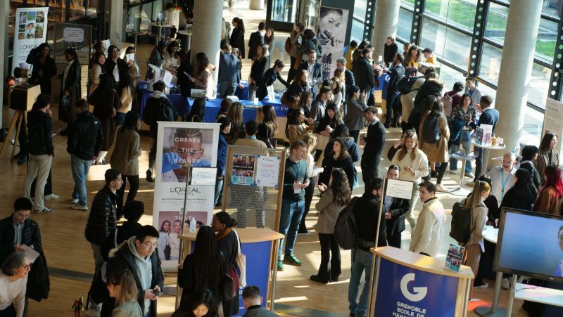 Forum étudiant dans le hall de l'école