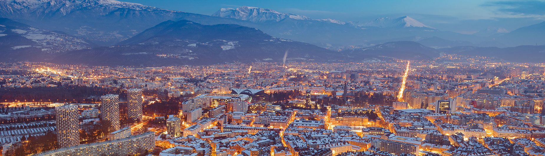 Grenoble vue panoramique de soir avec montagnes en fond