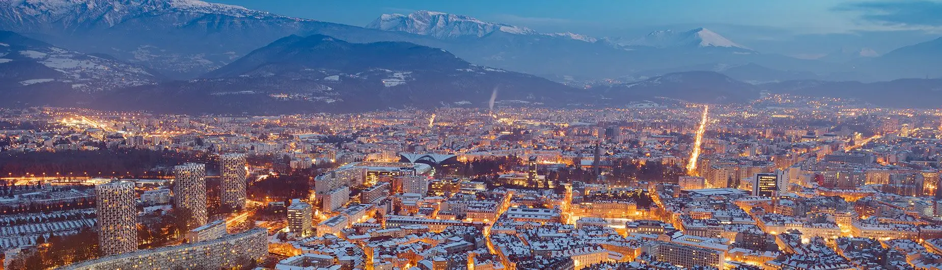 Grenoble vue panoramique de soir avec montagnes en fond
