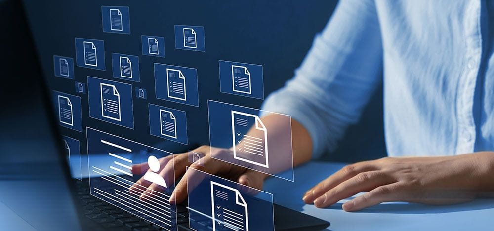 UNe personne recherche une formation sur un ordinateur, visage caché, fond bleu